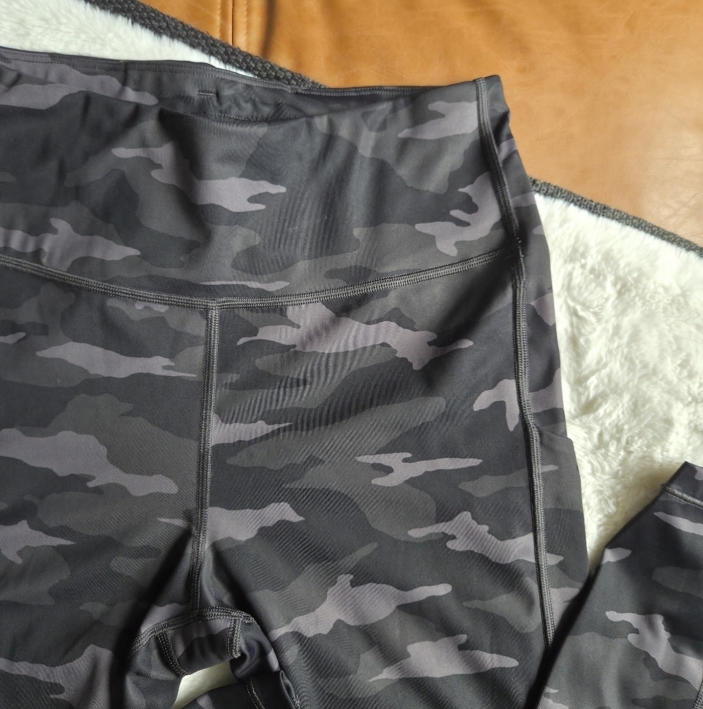 Athleta Ultimate Camo 7/8 Tight Size Medium - Picture 2 of 9